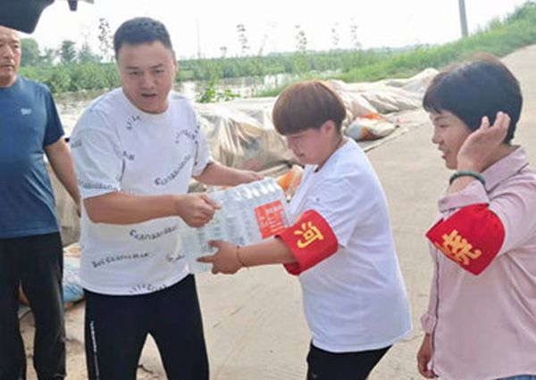 王91小视频黄在线看王總代表公司捐贈抗疫物資和慰問卡點工作人員 抗擊疫情（qíng）、義不容辭